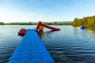 Breitungen Gölü 'nde yaz yürüyüşü muhteşem güneş ışığı altında - Thüringen - Almanya