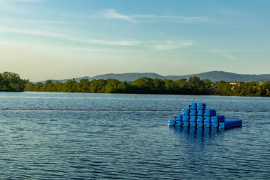 Breitungen Gölü 'nde yaz yürüyüşü muhteşem güneş ışığı altında - Thüringen - Almanya