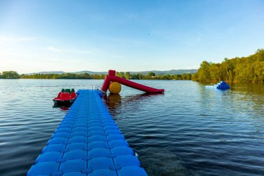 Breitungen Gölü 'nde yaz yürüyüşü muhteşem güneş ışığı altında - Thüringen - Almanya
