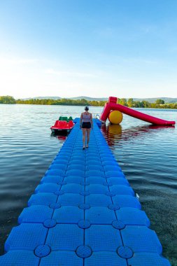 Breitungen Gölü 'nde yaz yürüyüşü muhteşem güneş ışığı altında - Thüringen - Almanya