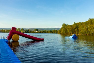 Breitungen Gölü 'nde yaz yürüyüşü muhteşem güneş ışığı altında - Thüringen - Almanya