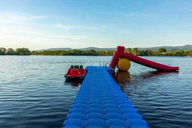 Breitungen Gölü 'nde yaz yürüyüşü muhteşem güneş ışığı altında - Thüringen - Almanya
