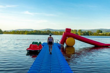 Breitungen Gölü 'nde yaz yürüyüşü muhteşem güneş ışığı altında - Thüringen - Almanya