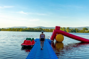 Breitungen Gölü 'nde yaz yürüyüşü muhteşem güneş ışığı altında - Thüringen - Almanya