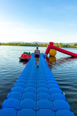Breitungen Gölü 'nde yaz yürüyüşü muhteşem güneş ışığı altında - Thüringen - Almanya