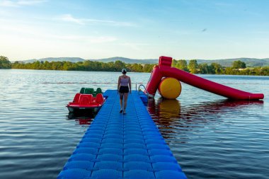 Breitungen Gölü 'nde yaz yürüyüşü muhteşem güneş ışığı altında - Thüringen - Almanya