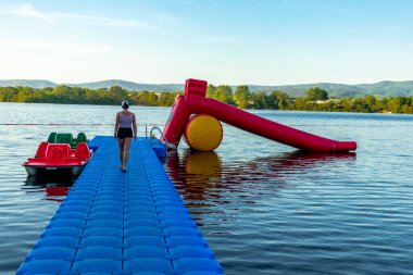 Breitungen Gölü 'nde yaz yürüyüşü muhteşem güneş ışığı altında - Thüringen - Almanya