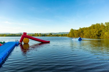 Breitungen Gölü 'nde yaz yürüyüşü muhteşem güneş ışığı altında - Thüringen - Almanya