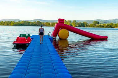 Breitungen Gölü 'nde yaz yürüyüşü muhteşem güneş ışığı altında - Thüringen - Almanya