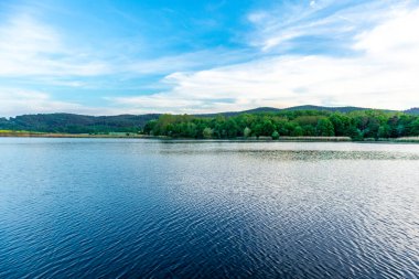 Breitungen Gölü 'nde yaz yürüyüşü muhteşem güneş ışığı altında - Thüringen - Almanya