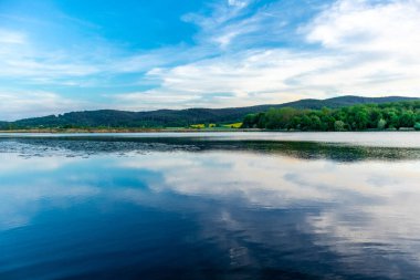 Breitungen Gölü 'nde yaz yürüyüşü muhteşem güneş ışığı altında - Thüringen - Almanya