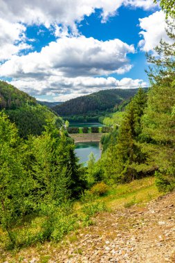 Oberweibach - Thüringen - Almanya yakınlarındaki Leibis-Lichte barajı etrafında yürüyüş