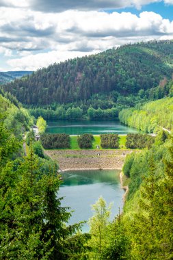 Oberweibach - Thüringen - Almanya yakınlarındaki Leibis-Lichte barajı etrafında yürüyüş