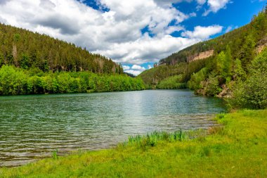 Oberweibach - Thüringen - Almanya yakınlarındaki Leibis-Lichte barajı etrafında yürüyüş