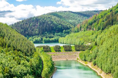 Oberweibach - Thüringen - Almanya yakınlarındaki Leibis-Lichte barajı etrafında yürüyüş
