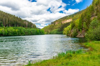 Oberweibach - Thüringen - Almanya yakınlarındaki Leibis-Lichte barajı etrafında yürüyüş