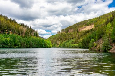Oberweibach - Thüringen - Almanya yakınlarındaki Leibis-Lichte barajı etrafında yürüyüş