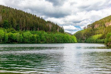 Oberweibach - Thüringen - Almanya yakınlarındaki Leibis-Lichte barajı etrafında yürüyüş