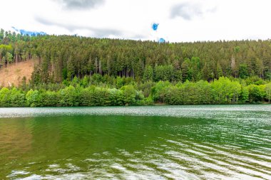 Oberweibach - Thüringen - Almanya yakınlarındaki Leibis-Lichte barajı etrafında yürüyüş