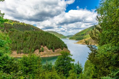 Oberweibach - Thüringen - Almanya yakınlarındaki Leibis-Lichte barajı etrafında yürüyüş