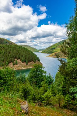 Oberweibach - Thüringen - Almanya yakınlarındaki Leibis-Lichte barajı etrafında yürüyüş
