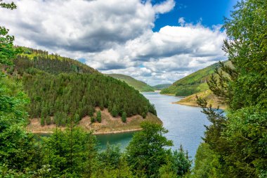 Oberweibach - Thüringen - Almanya yakınlarındaki Leibis-Lichte barajı etrafında yürüyüş
