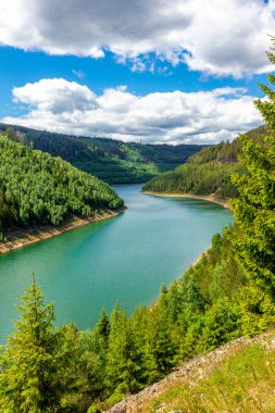 Oberweibach - Thüringen - Almanya yakınlarındaki Leibis-Lichte barajı etrafında yürüyüş