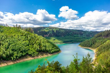 Oberweibach - Thüringen - Almanya yakınlarındaki Leibis-Lichte barajı etrafında yürüyüş