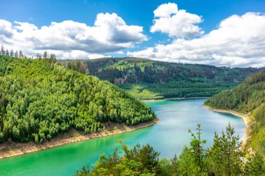 Oberweibach - Thüringen - Almanya yakınlarındaki Leibis-Lichte barajı etrafında yürüyüş