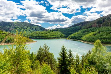 Oberweibach - Thüringen - Almanya yakınlarındaki Leibis-Lichte barajı etrafında yürüyüş