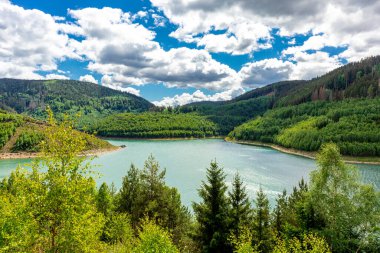 Oberweibach - Thüringen - Almanya yakınlarındaki Leibis-Lichte barajı etrafında yürüyüş