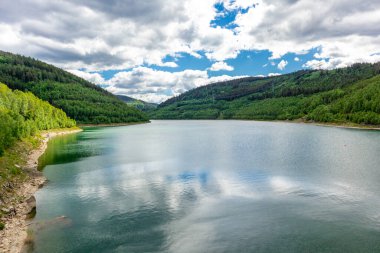 Oberweibach - Thüringen - Almanya yakınlarındaki Leibis-Lichte barajı etrafında yürüyüş