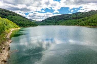 Oberweibach - Thüringen - Almanya yakınlarındaki Leibis-Lichte barajı etrafında yürüyüş