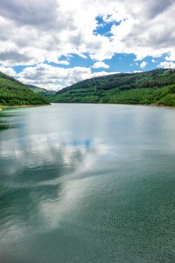 Oberweibach - Thüringen - Almanya yakınlarındaki Leibis-Lichte barajı etrafında yürüyüş
