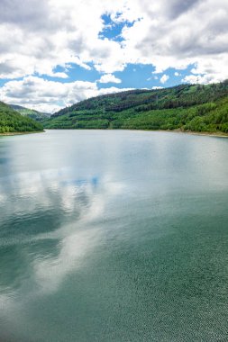 Oberweibach - Thüringen - Almanya yakınlarındaki Leibis-Lichte barajı etrafında yürüyüş