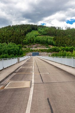 Oberweibach - Thüringen - Almanya yakınlarındaki Leibis-Lichte barajı etrafında yürüyüş