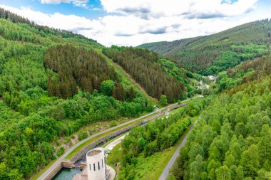 Oberweibach - Thüringen - Almanya yakınlarındaki Leibis-Lichte barajı etrafında yürüyüş