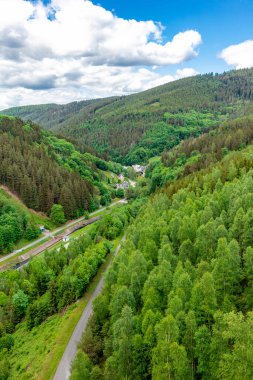 Oberweibach - Thüringen - Almanya yakınlarındaki Leibis-Lichte barajı etrafında yürüyüş