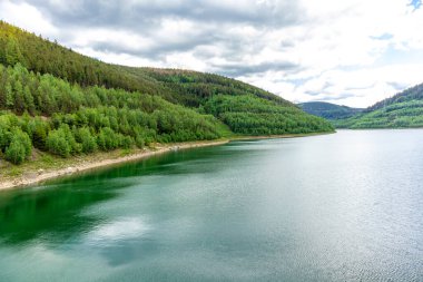 Oberweibach - Thüringen - Almanya yakınlarındaki Leibis-Lichte barajı etrafında yürüyüş