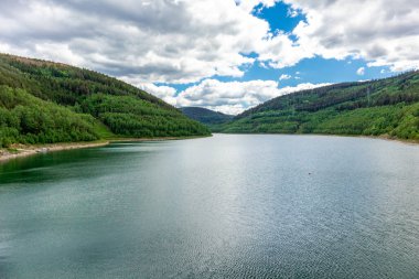 Oberweibach - Thüringen - Almanya yakınlarındaki Leibis-Lichte barajı etrafında yürüyüş