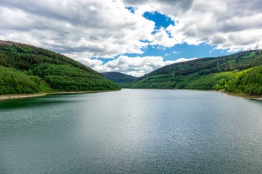 Oberweibach - Thüringen - Almanya yakınlarındaki Leibis-Lichte barajı etrafında yürüyüş