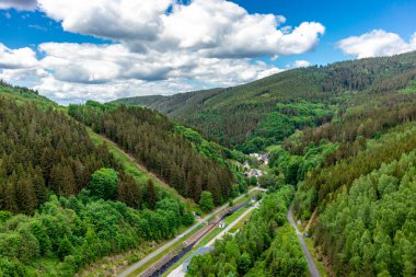 Oberweibach - Thüringen - Almanya yakınlarındaki Leibis-Lichte barajı etrafında yürüyüş