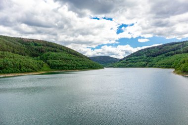Oberweibach - Thüringen - Almanya yakınlarındaki Leibis-Lichte barajı etrafında yürüyüş