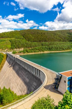 Oberweibach - Thüringen - Almanya yakınlarındaki Leibis-Lichte barajı etrafında yürüyüş