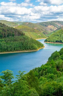 Oberweibach - Thüringen - Almanya yakınlarındaki Leibis-Lichte barajı etrafında yürüyüş