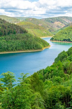 Oberweibach - Thüringen - Almanya yakınlarındaki Leibis-Lichte barajı etrafında yürüyüş