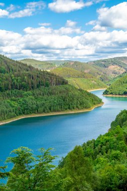 Oberweibach - Thüringen - Almanya yakınlarındaki Leibis-Lichte barajı etrafında yürüyüş