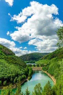 Oberweibach - Thüringen - Almanya yakınlarındaki Leibis-Lichte barajı etrafında yürüyüş