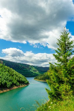 Oberweibach - Thüringen - Almanya yakınlarındaki Leibis-Lichte barajı etrafında yürüyüş