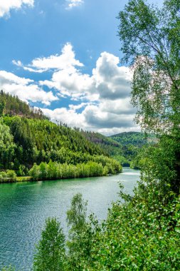 Oberweibach - Thüringen - Almanya yakınlarındaki Leibis-Lichte barajı etrafında yürüyüş